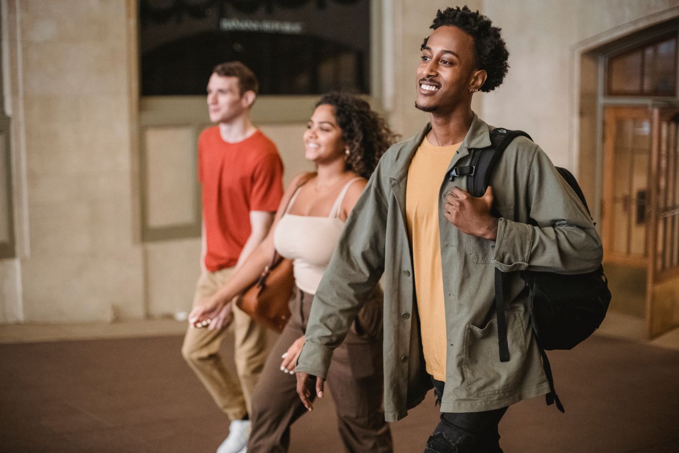 Lachende studenten lopen door een gang